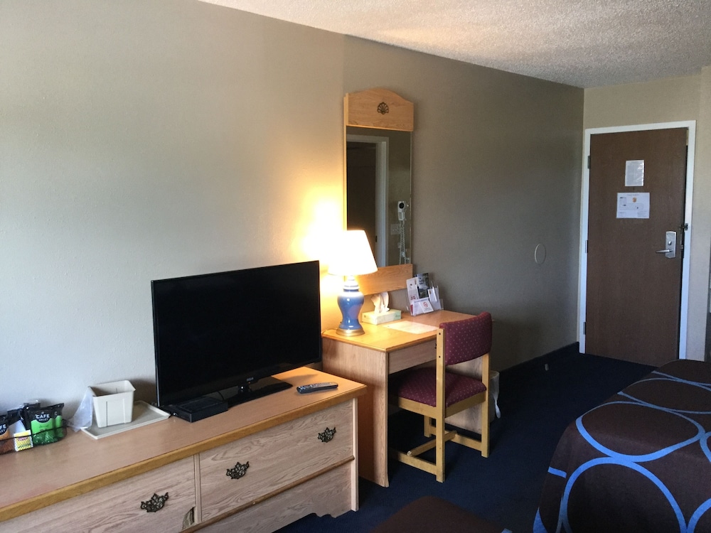 Super 8 by Wyndham Middletown 20/24