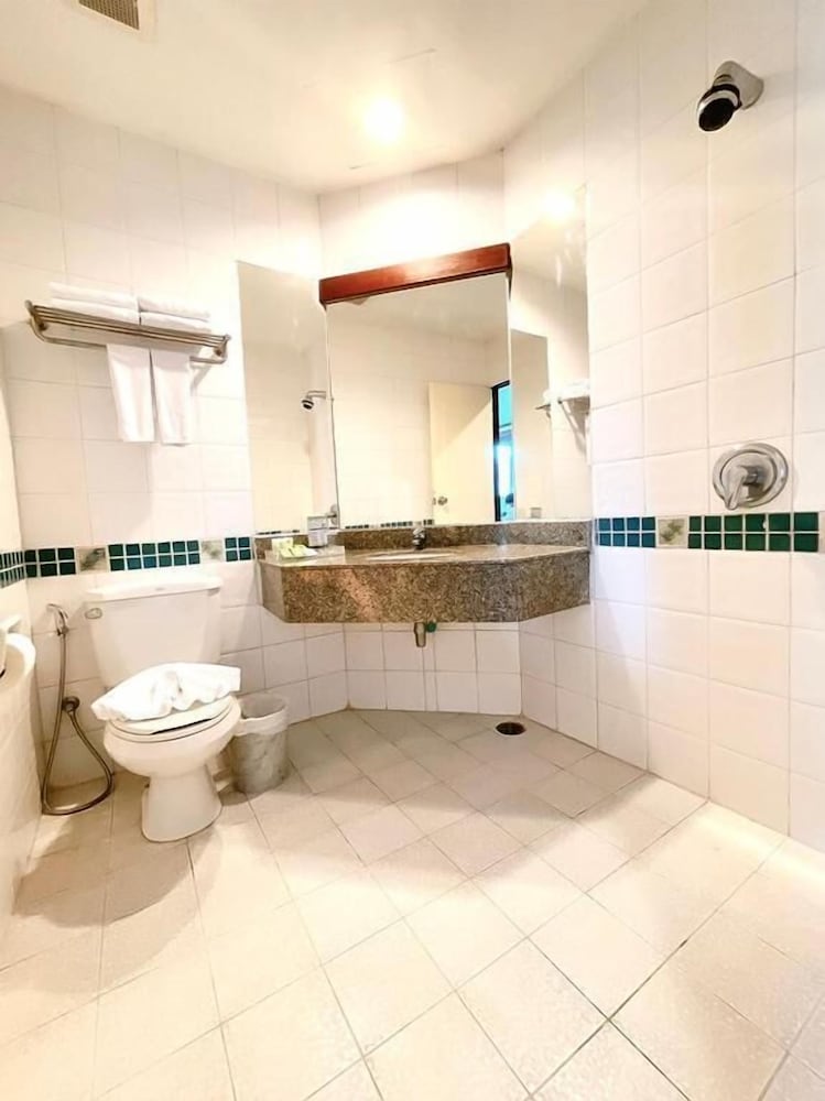 C N Hotel Patong 41/46