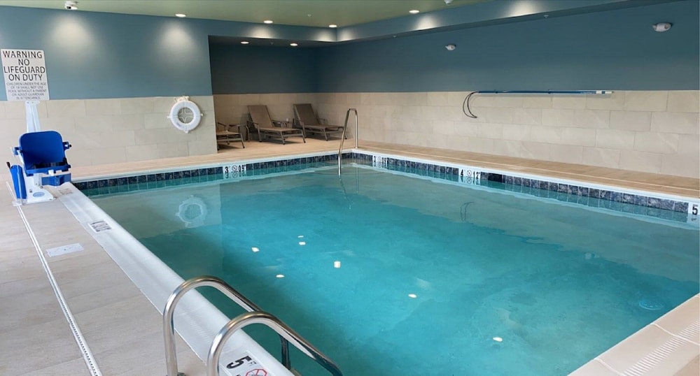 Holiday Inn Express And Suites Carlisle Southwest I-81 22/42