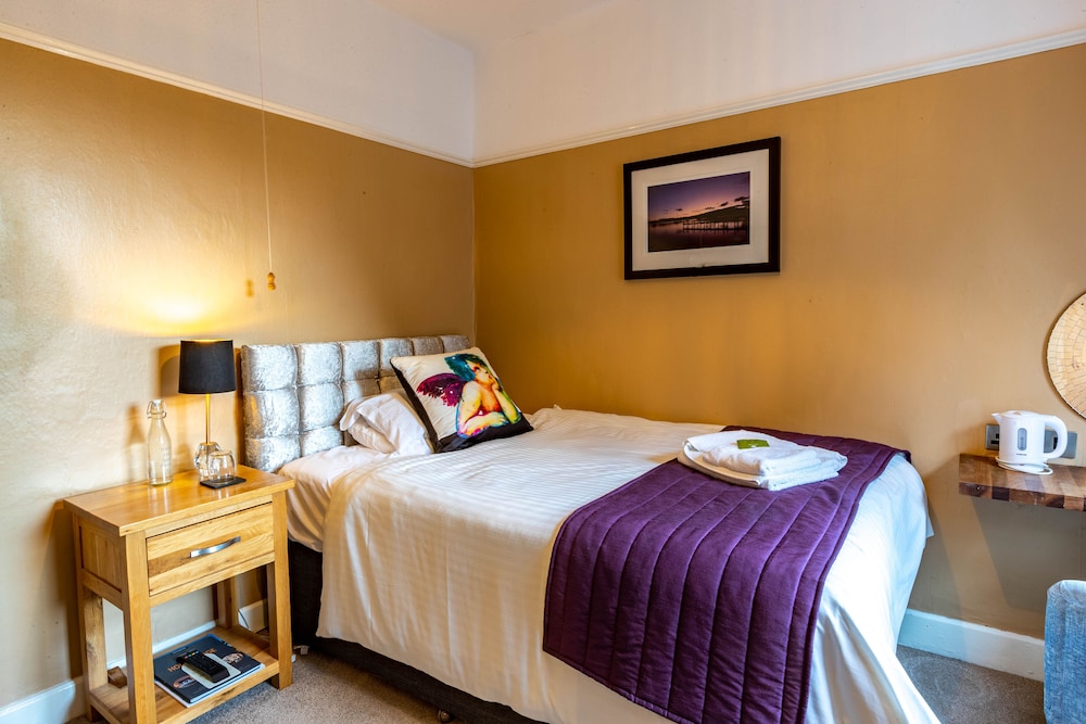Holly Lodge Guest House 24/72