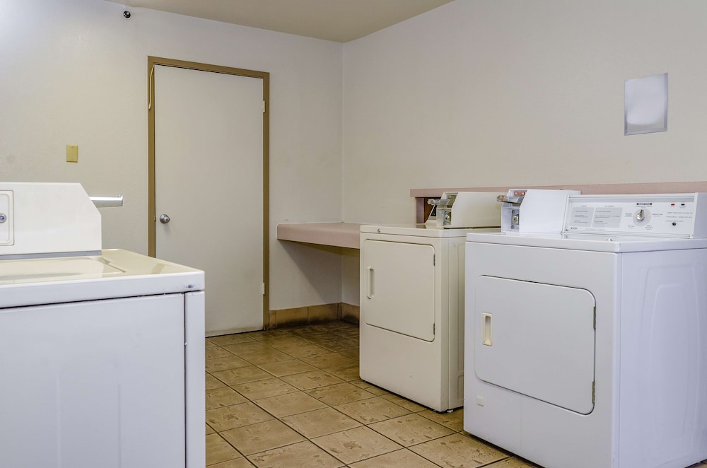Studio6 Fresno, CA - Extended Stay 7/37