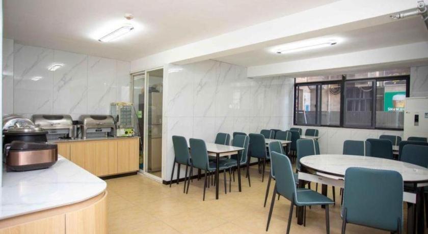 GreenTree Inn Shanghai Luojing Express Hotel 39/49