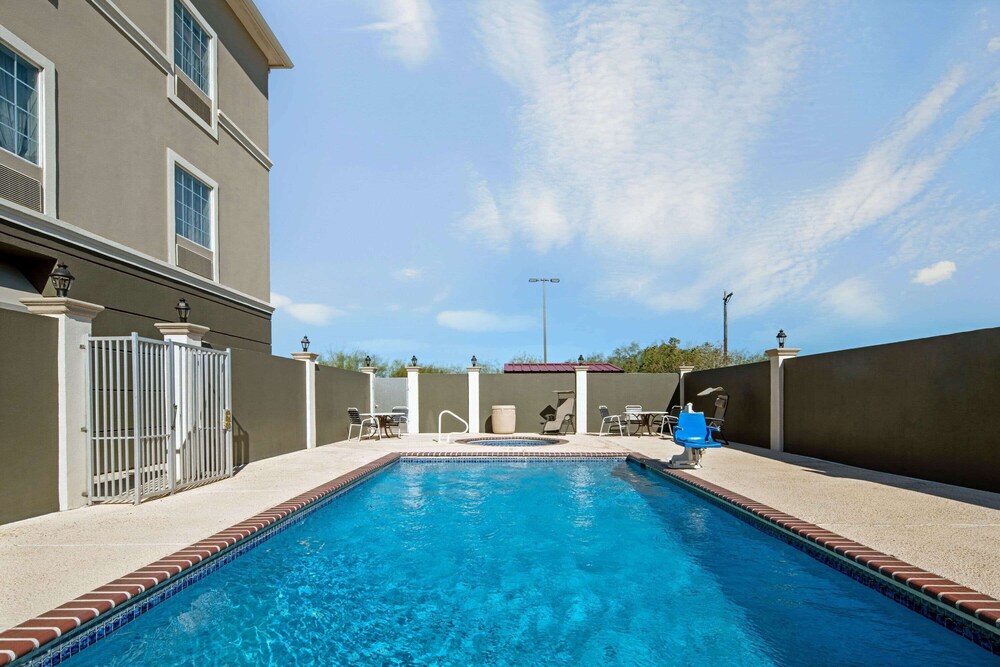 La Quinta Inn And Suites By Wyndham Mercedes 61/61