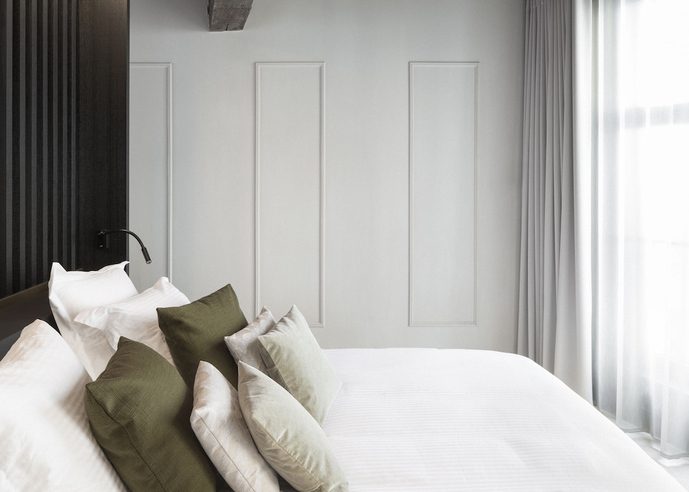 DELUXE, SUITE, KING BED