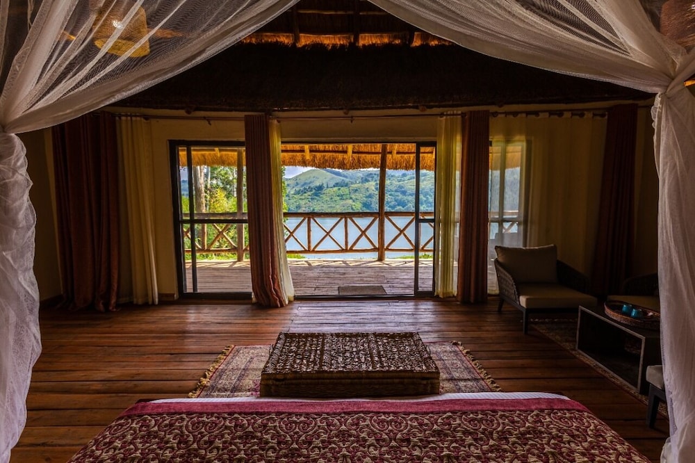 Crater Safari Lodge 12/50