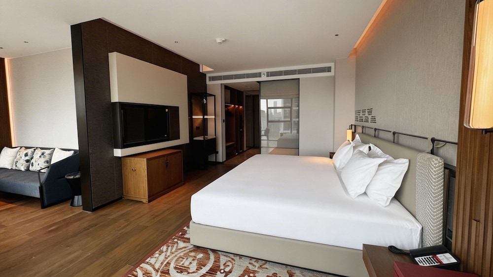 Suite, King Bed