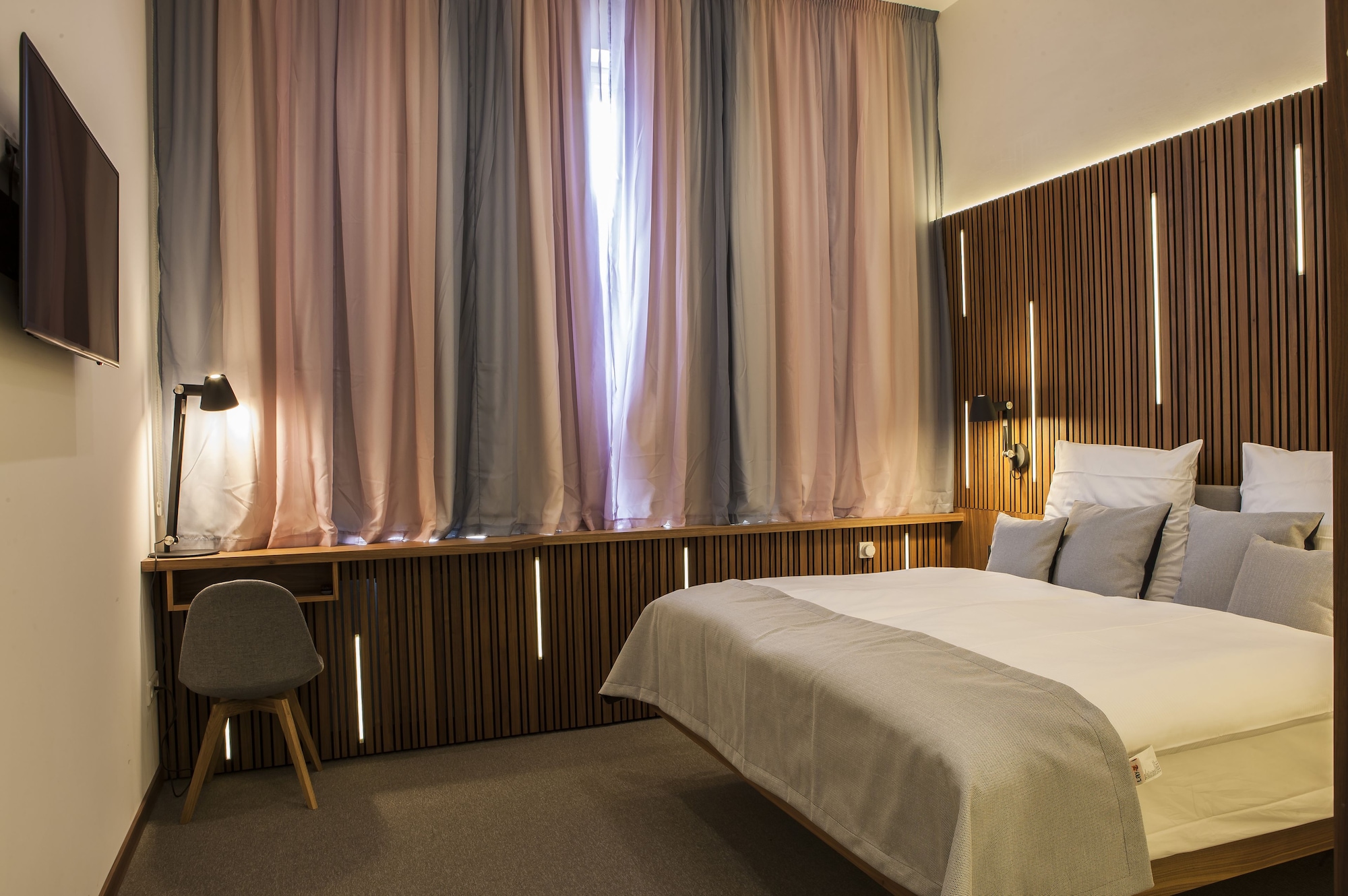 ROOM, DOUBLE BED
