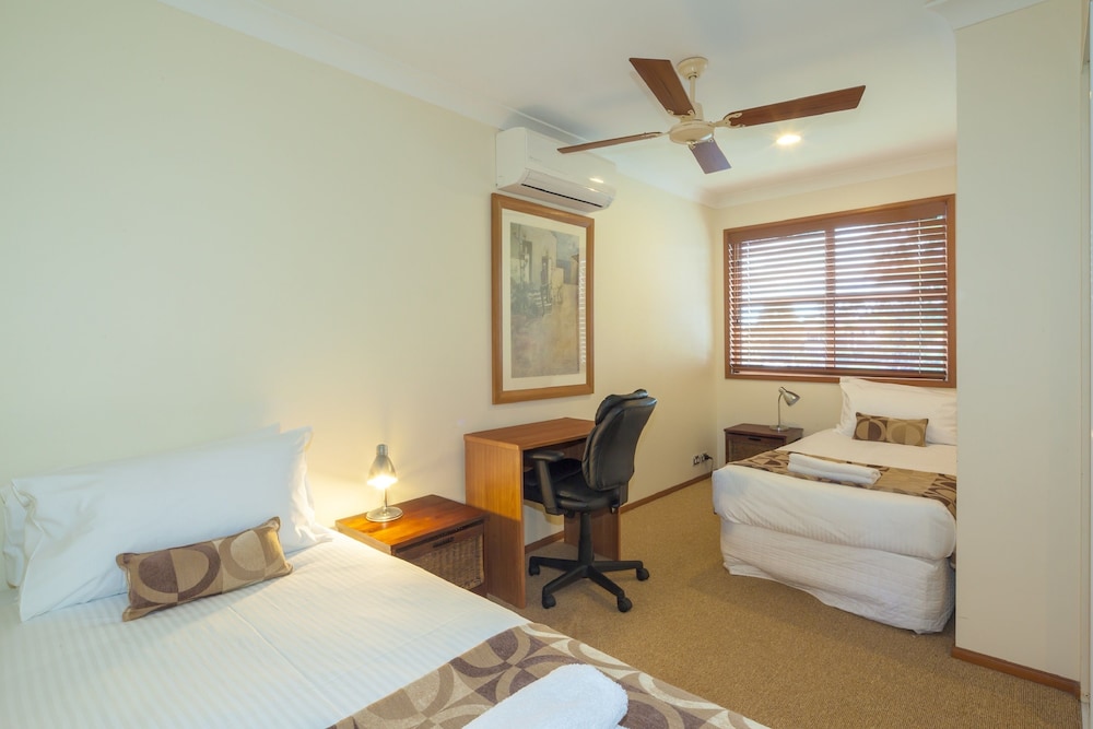 NOOSA ENTRANCE WATERFRONT RESORT 31/80