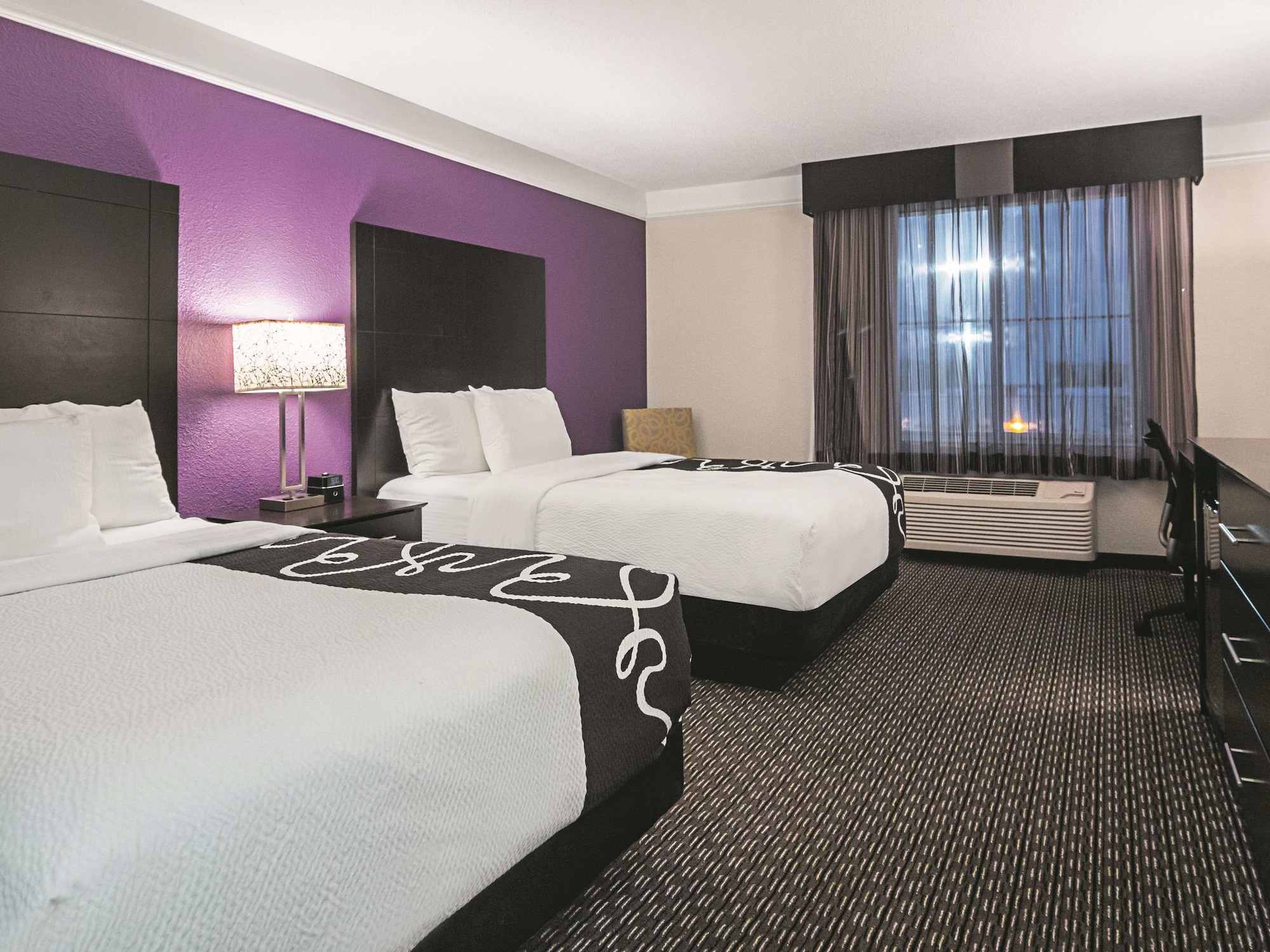 غرفة بسريرين مزدوجين