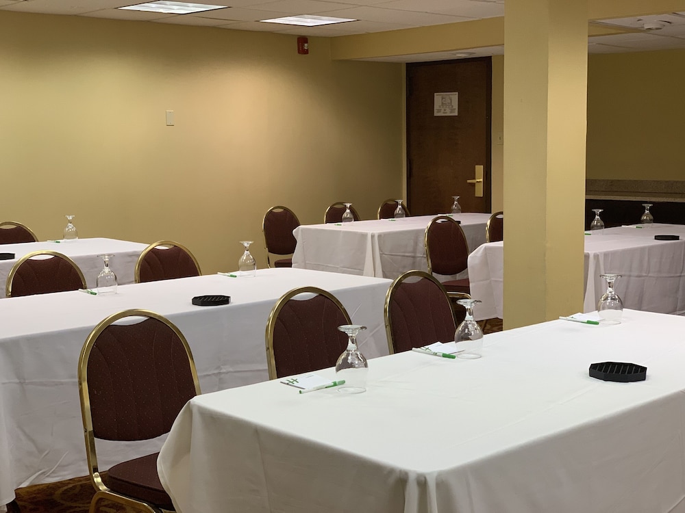 Clarion Hotel & Suites Conference Center Memphis Airport 24/31