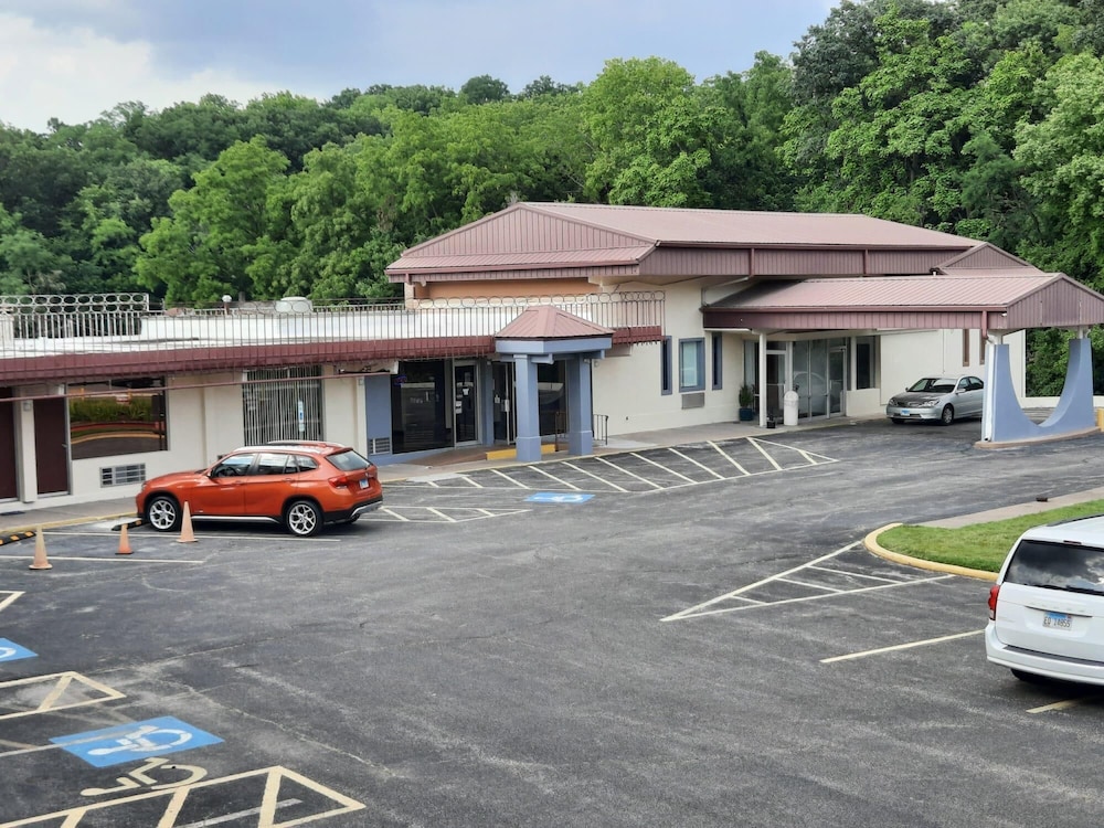 Americas Best Value Inn Moline 33/41
