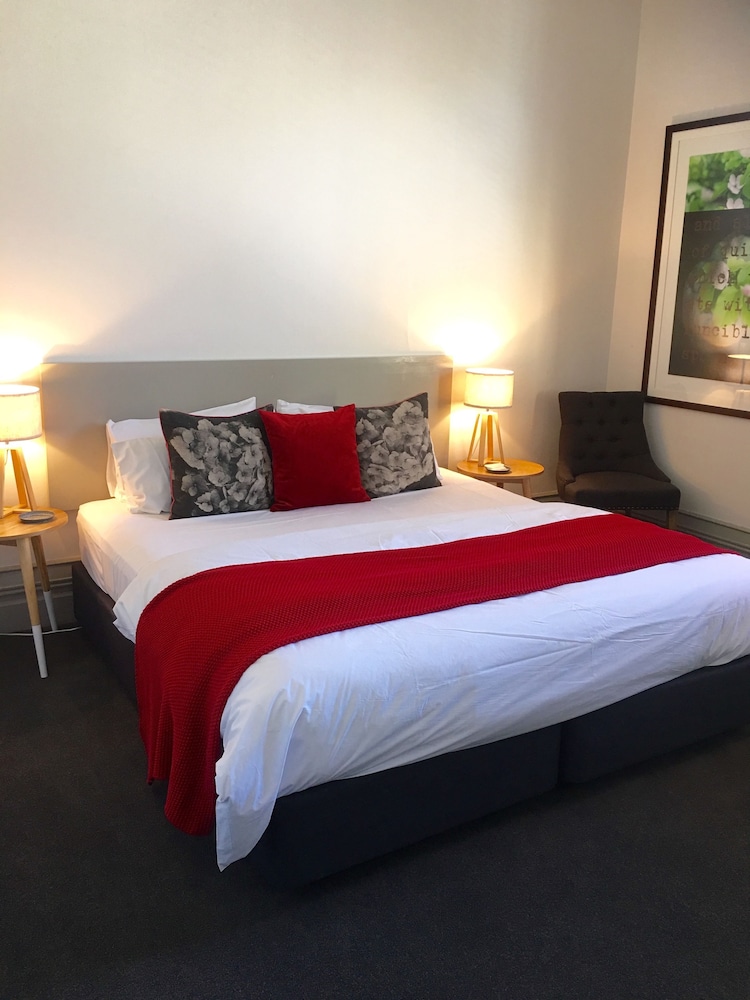 HEALESVILLE HOTEL 16/50
