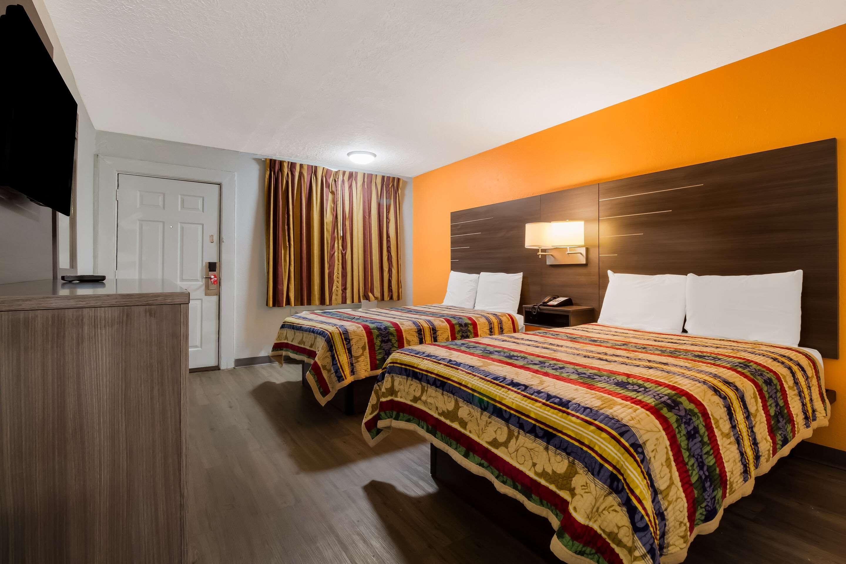Efficiency, 2 Queen Beds, Smoking