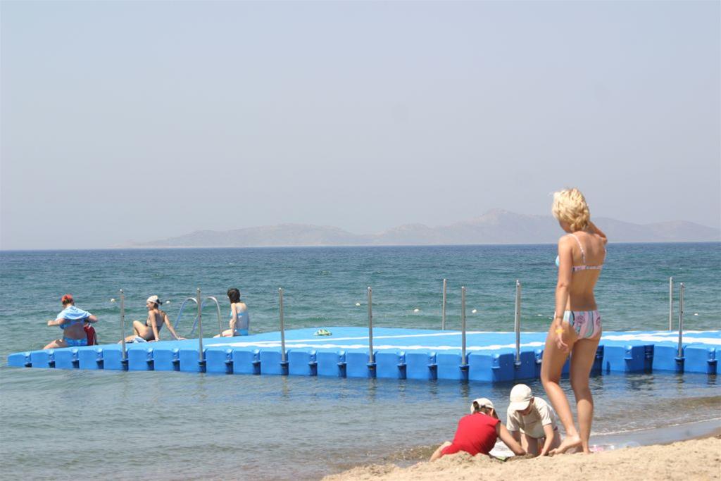 Bendis Beach 24/35