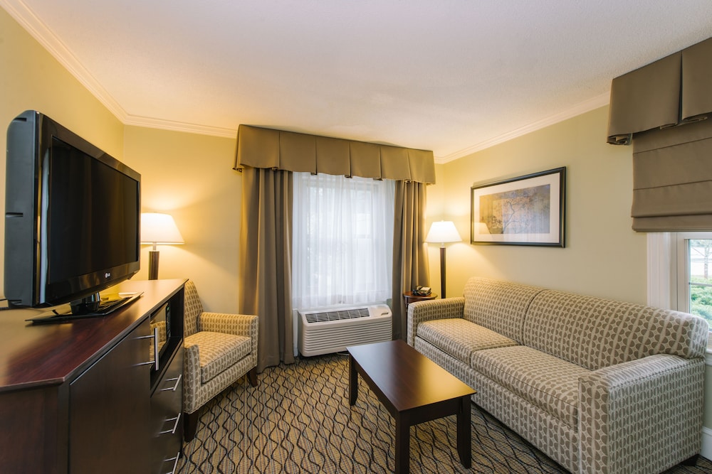 Holiday Inn Express Suites Merrimack 42/55