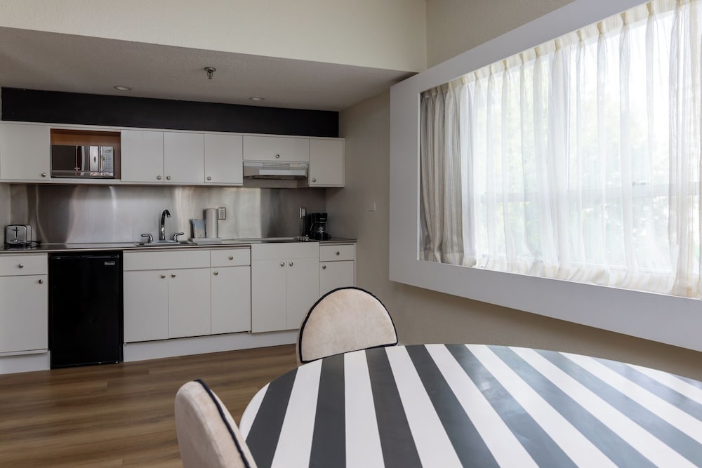 CREST Hotel & Suites 38/66