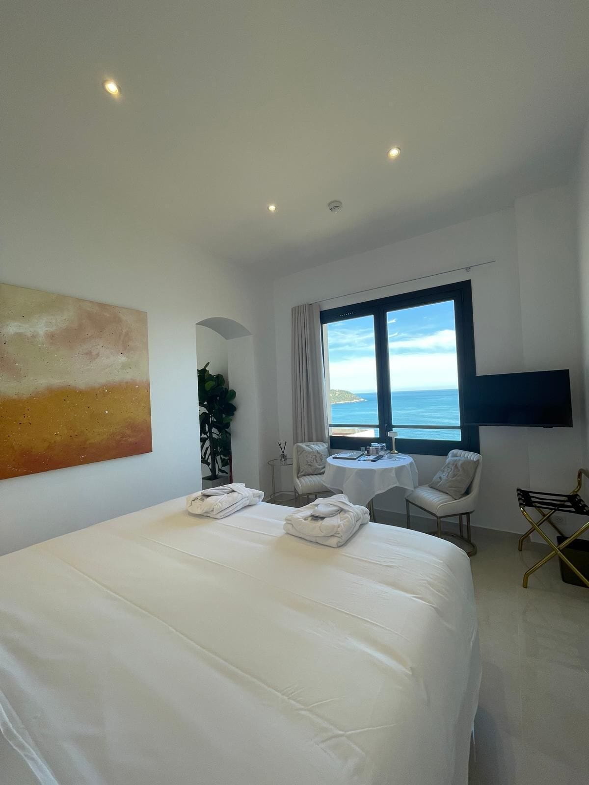 Deluxe, Triple, 1 King and 1 Single Beds