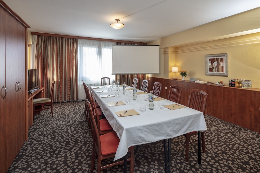 Hotel Charles 57/67