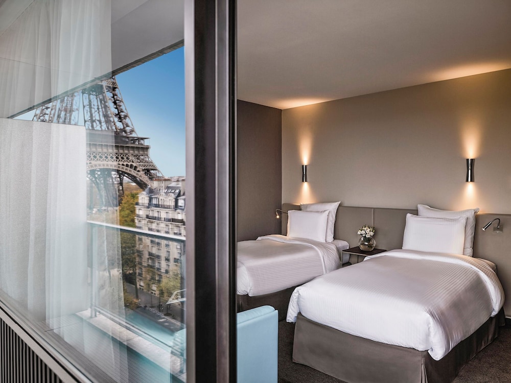 DELUXE, TWIN BEDS, EIFFEL VIEW, SOFA, BALCONY