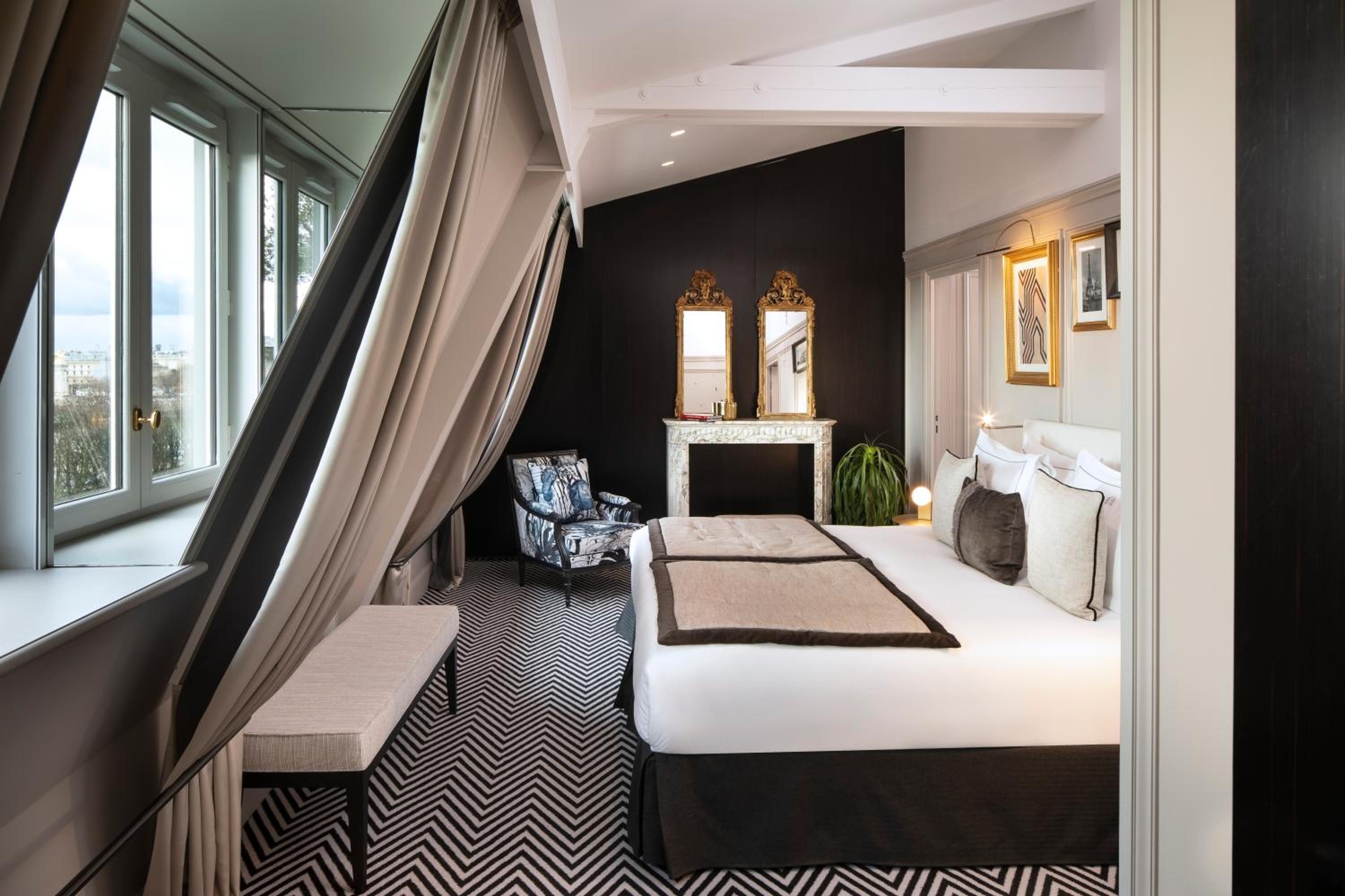 Charles, Suite, Eiffel View