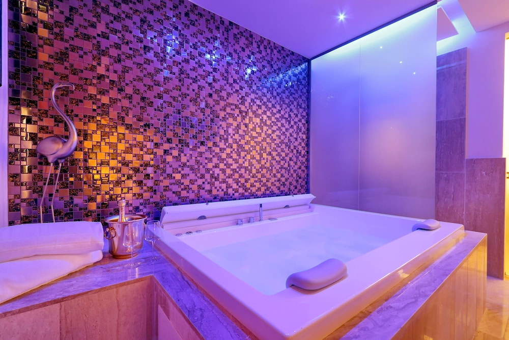 Spanish Diamond Luxury Suites & Jacuzzi 27/39