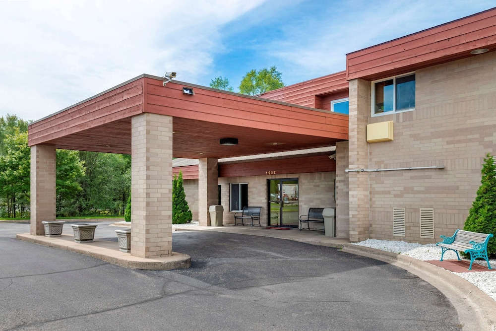 Coratel Inn & Suites by Jasper River Falls 49/60