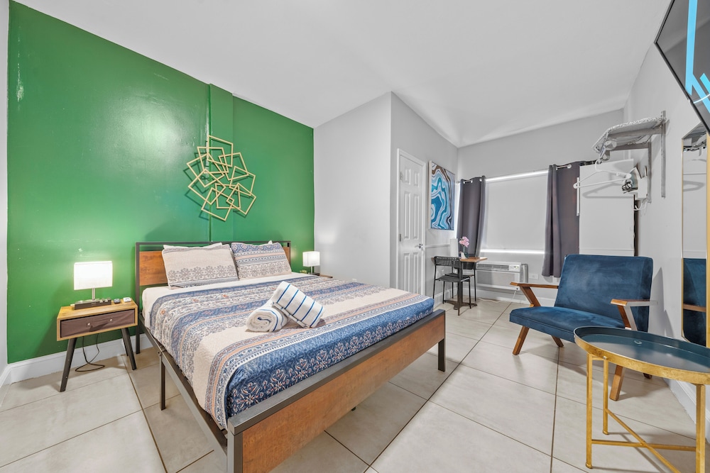 STUDIO, QUEEN BED