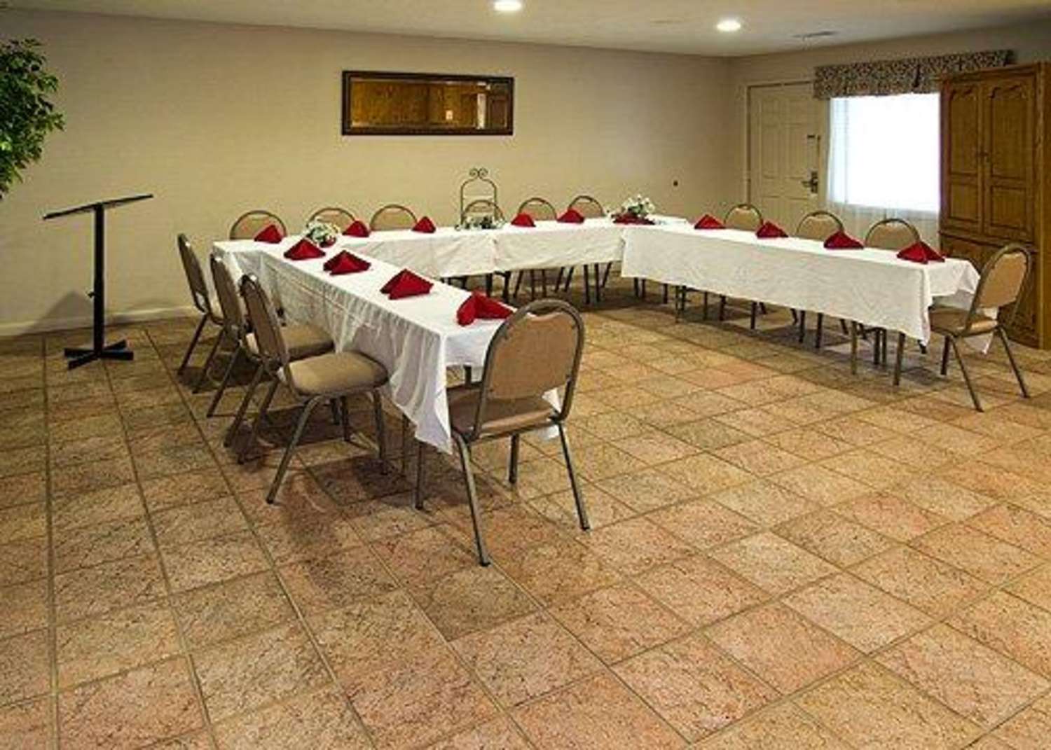 Econo Lodge Inn & Suites at Fort Moore 29/31