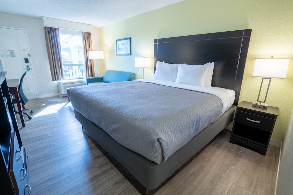 غرفة قياسية بسرير كينج مع أريكة، Quality Inn Palm Beach International Airport 2/7