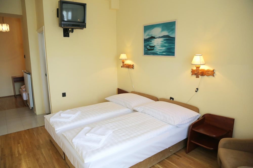 BARA HOTEL 17/50