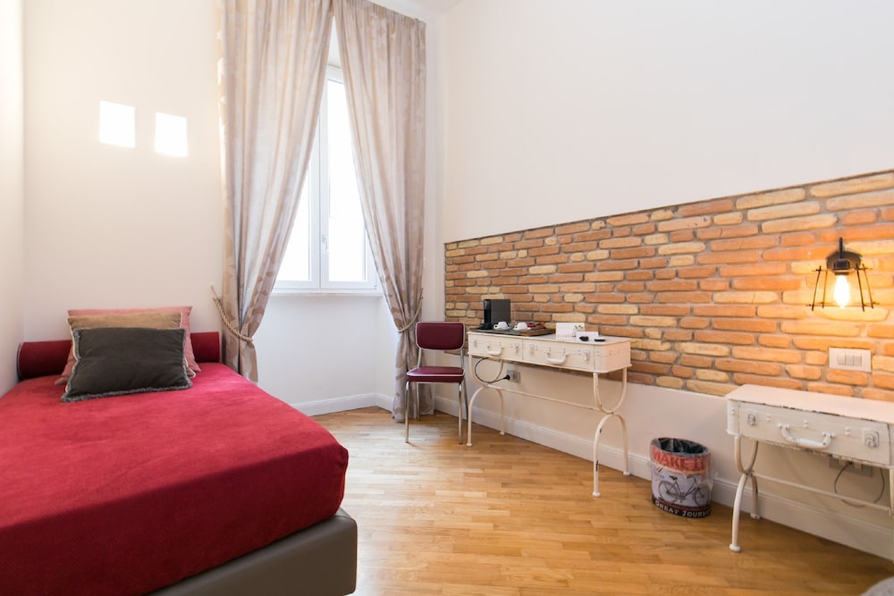 Trevi Contemporary Suite 19/42