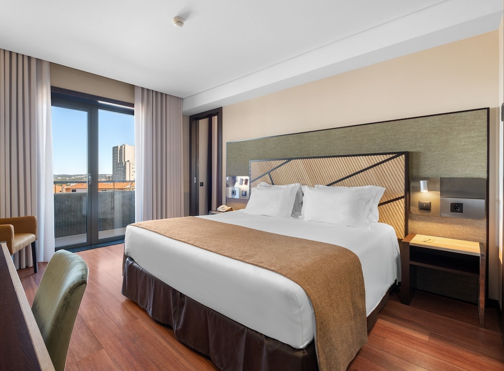 غرفة عائلية بسرير مزدوج وسريرين منفصلين بشرفة، Axis Porto Business & Spa Hotel 4/10