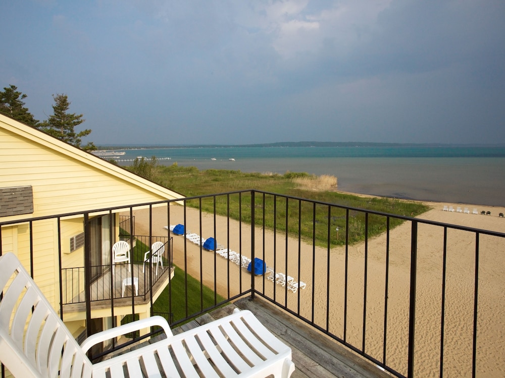 Pointes North Beachfront Hotel 11/72