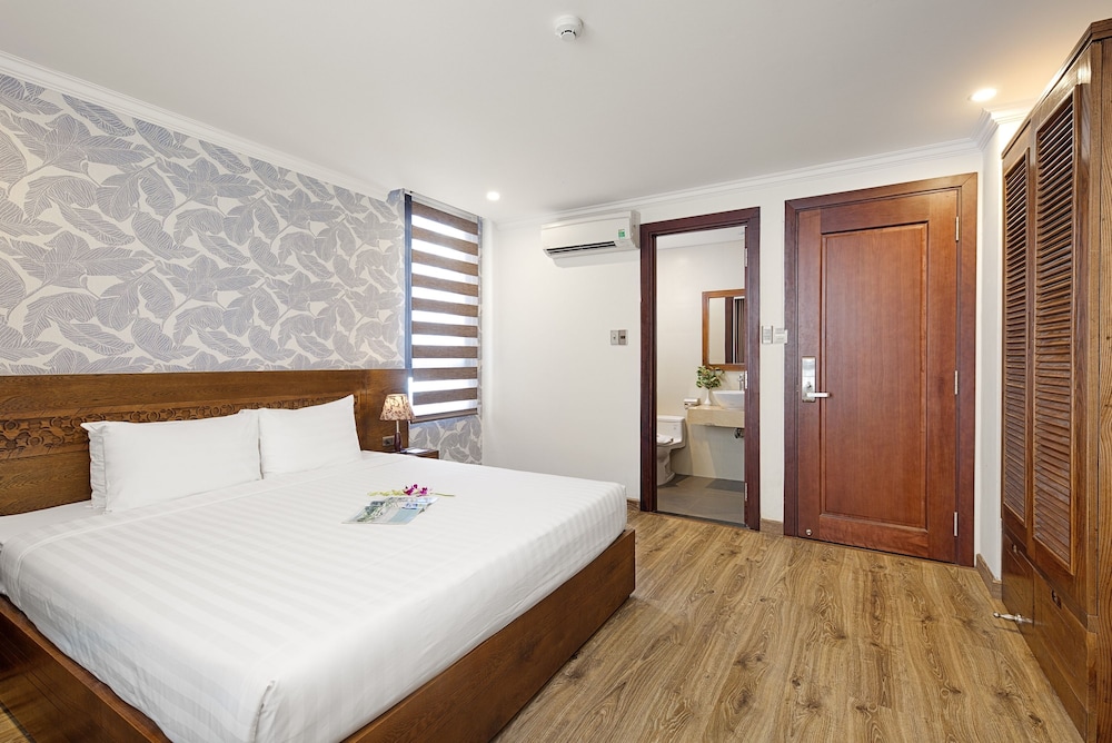 SUPERIOR, QUEEN BED