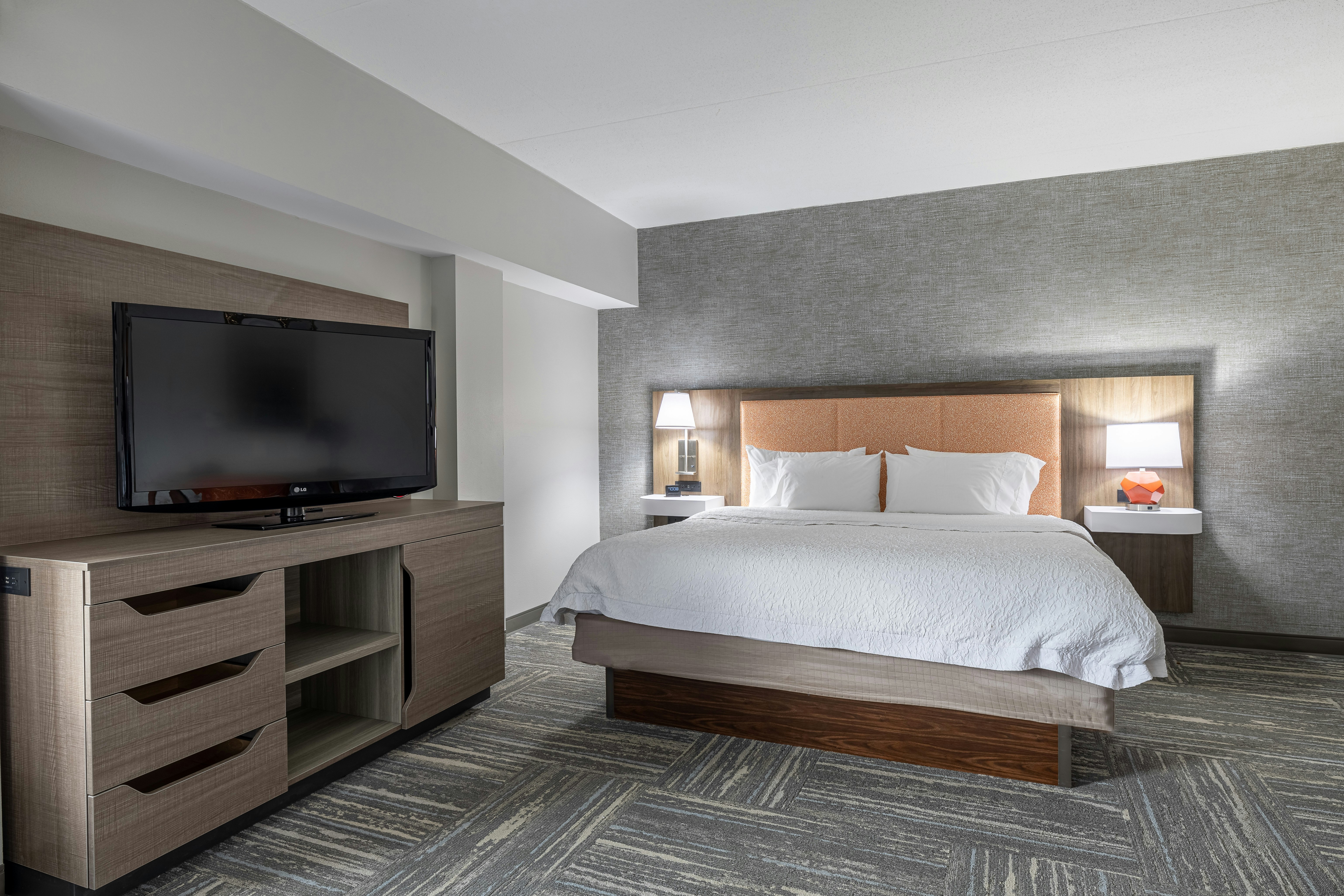 SUITE, KING BED, ACCESSIBLE