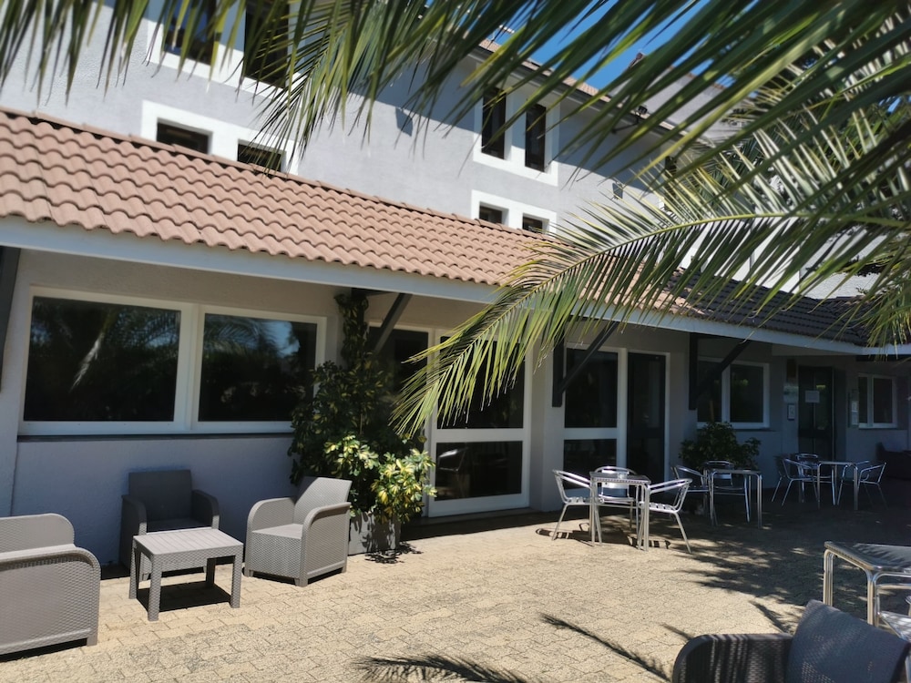 Brit Hotel Confort Pau Lons 31/36
