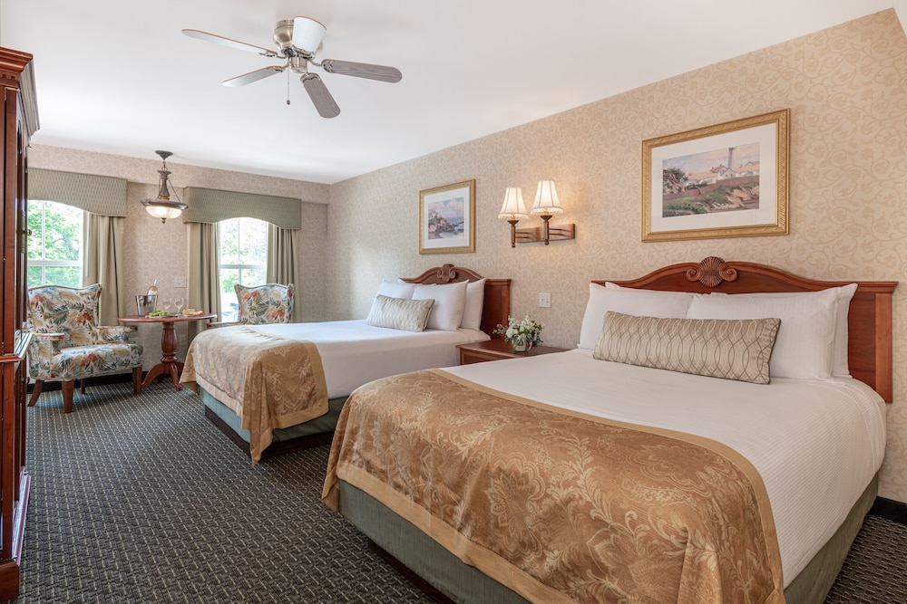 Deluxe, 2 Queen Beds, Stair Access Only