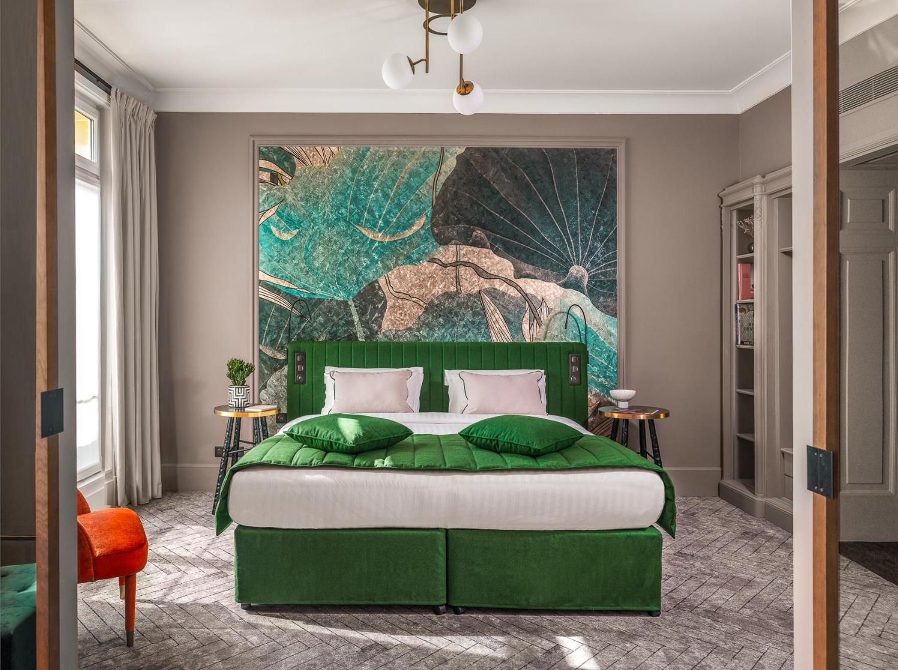 La Sweetie, King Bed, Sofa