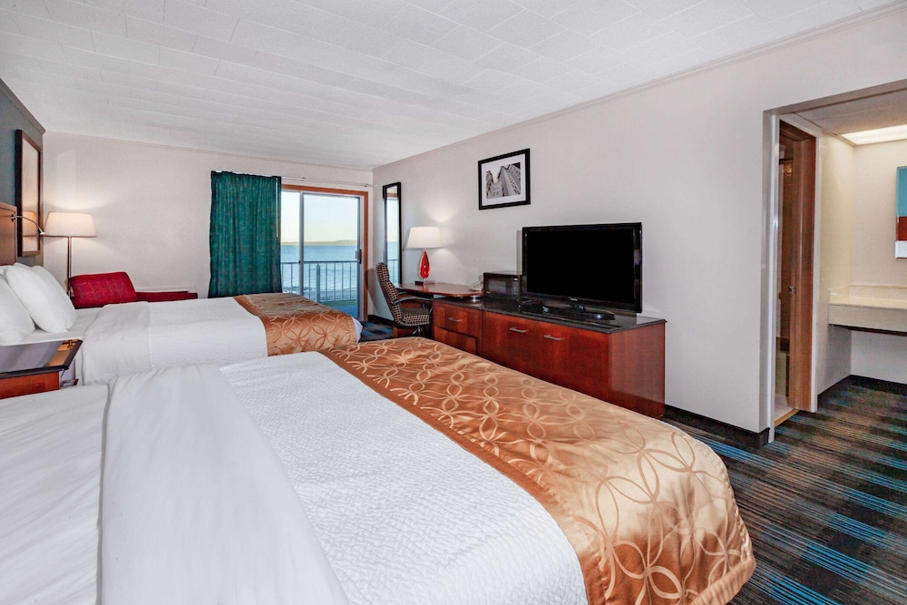 Days Inn Suites By Wyndham St Ignace Lakefront 14/50