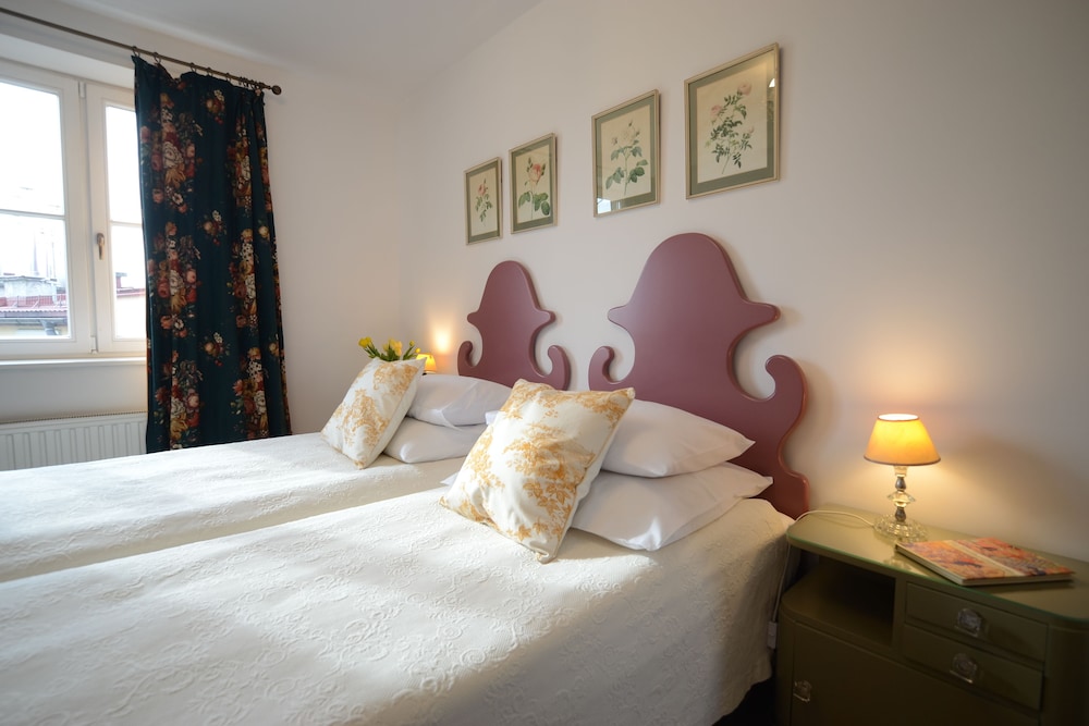 CRYSTAL SUITES OLD TOWN 14/68