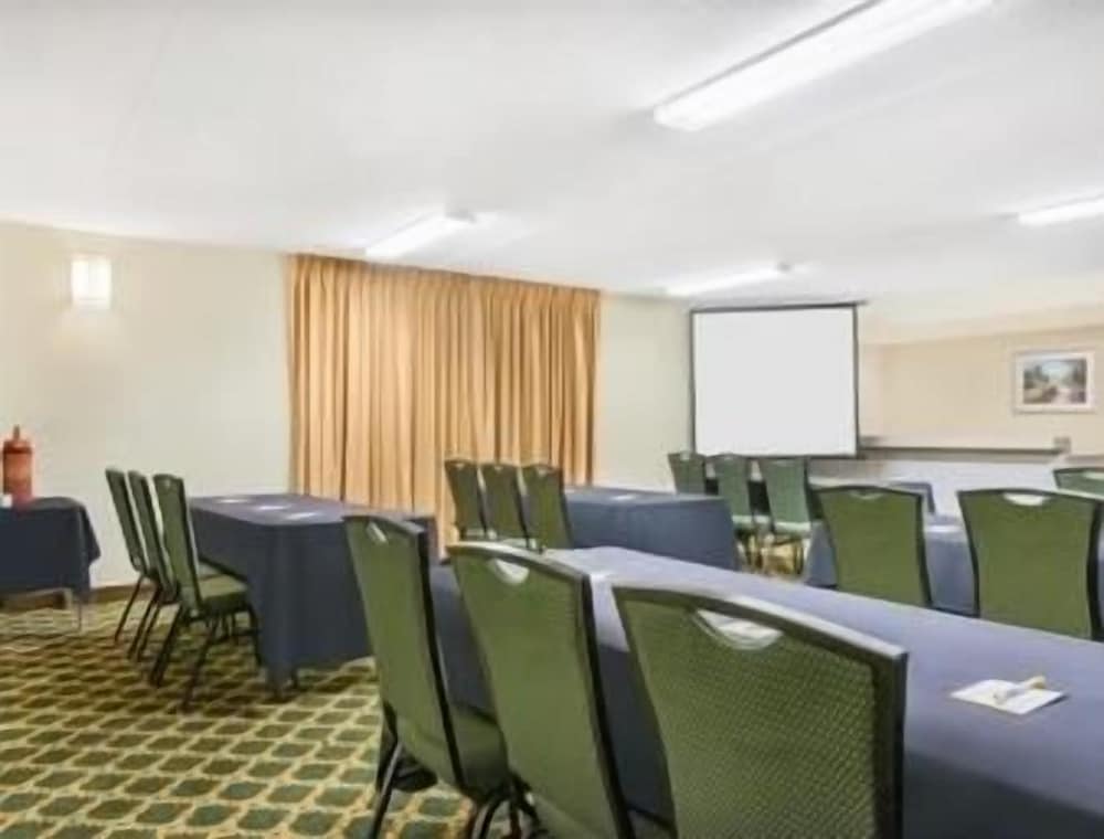 Days Inn by Wyndham Indianapolis Northeast 24/27