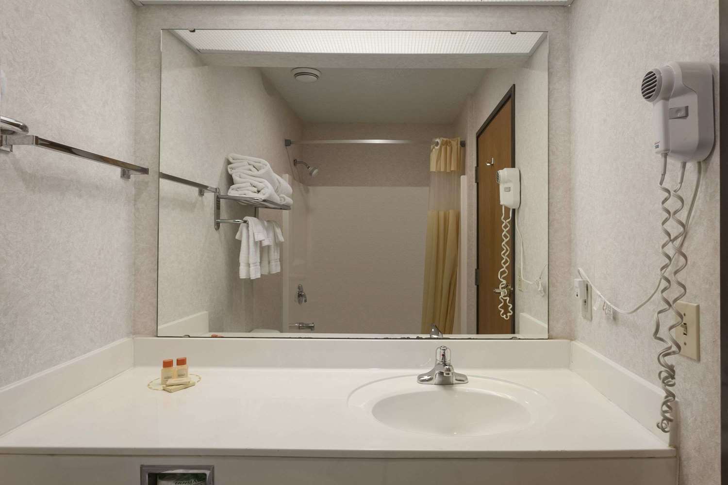 Days Inn By Wyndham Jefferson City 24/24