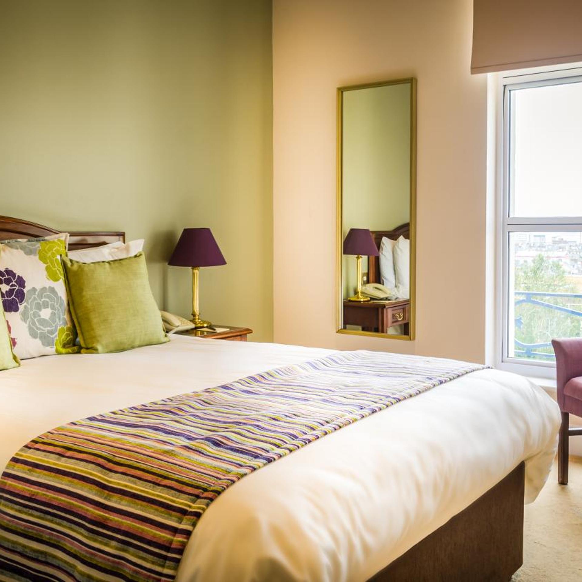 ROOM, DOUBLE BED