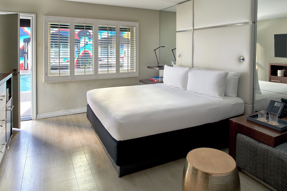 SWIM UP, KING BED, ACCESSIBLE