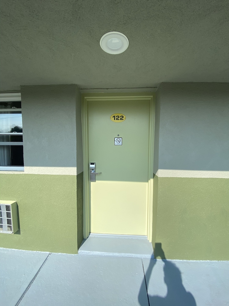 Red Carpet Inn and Suites 18/22