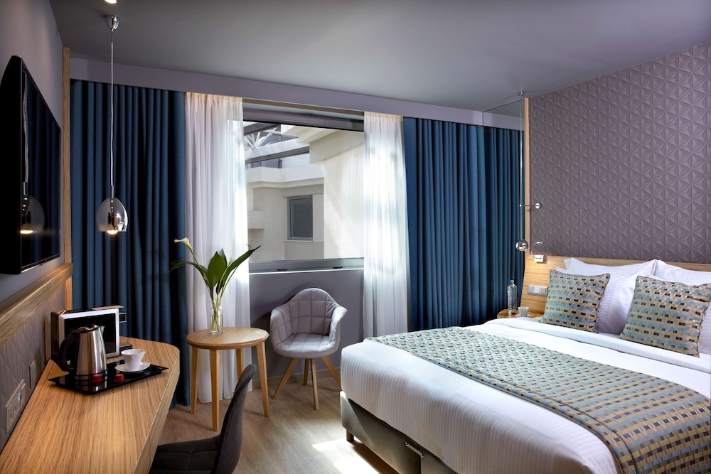 STANDARD, DOUBLE BED, ATRIUM VIEW