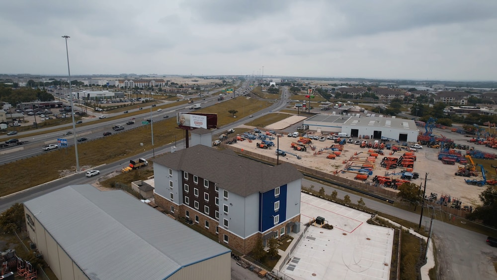 Texas Bungalows Hotel and Hotel Que at i35 Austin Pflugerville 2/43