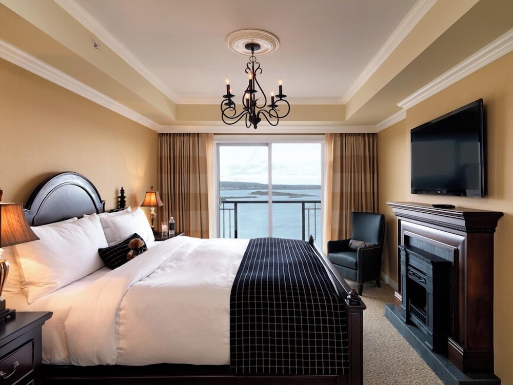 Oak Bay Beach Hotel 23/65
