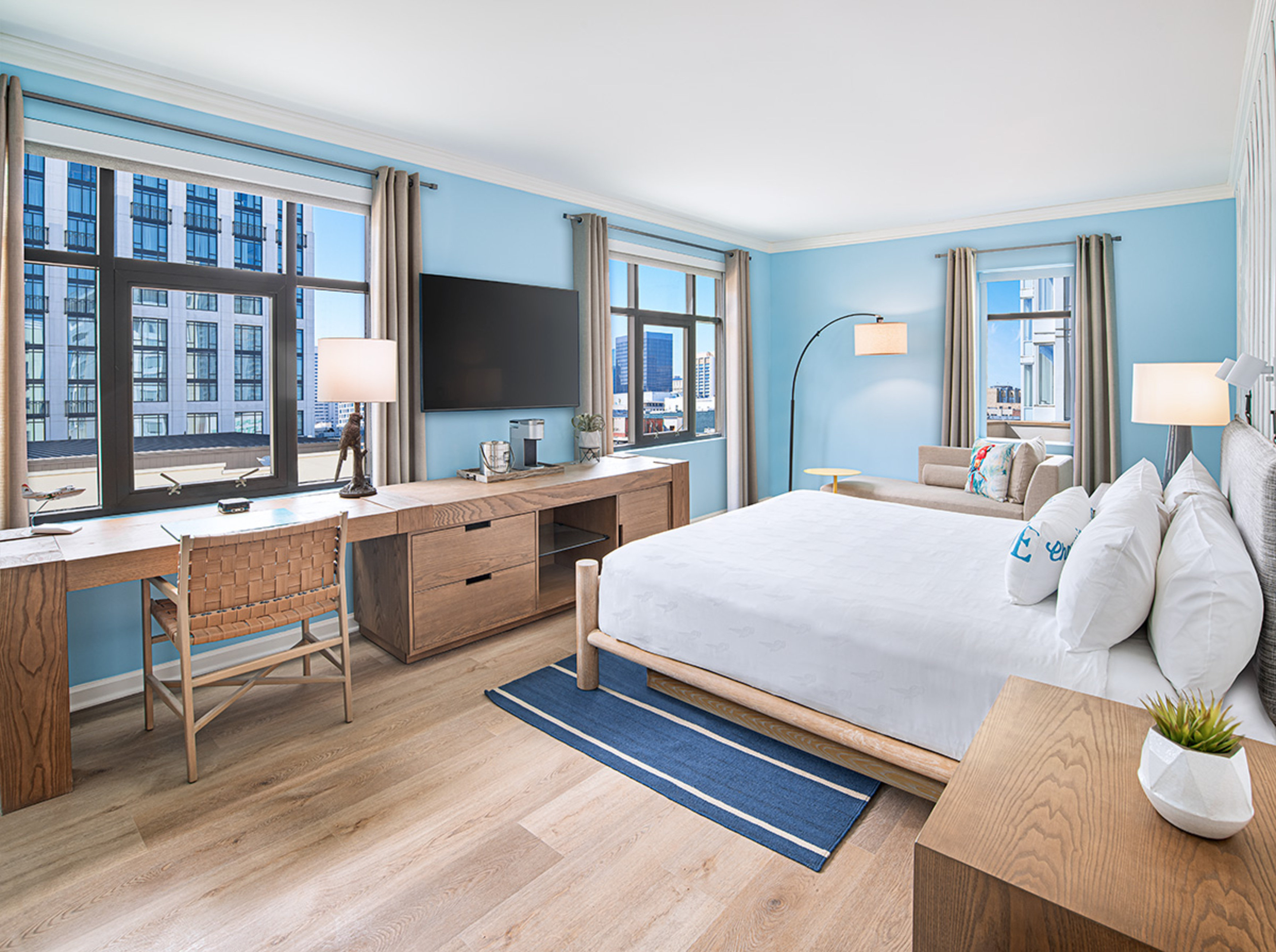 DELUXE, KING BED, CORNER