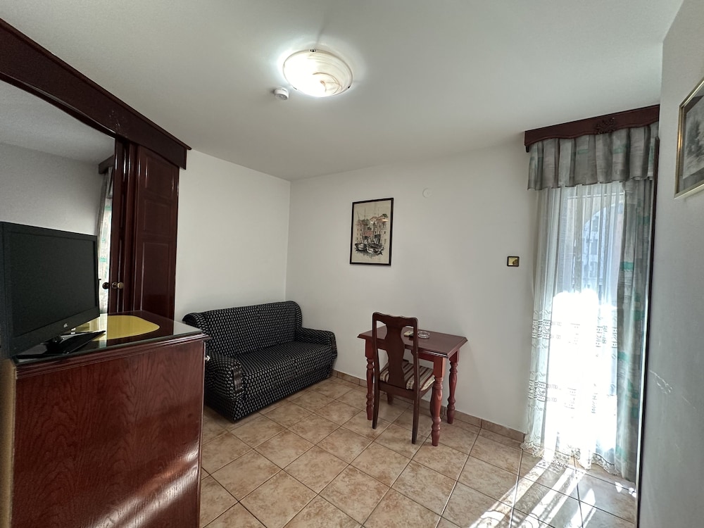 VILA LUX HOTEL 40/70